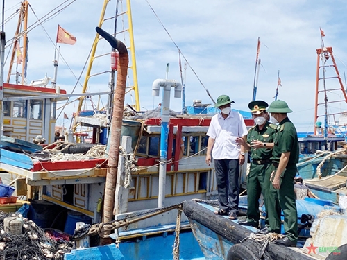 Bộ đội Biên phòng tỉnh Bình Thuận đồng hành cùng ngư dân vươn khơi bám biển  
